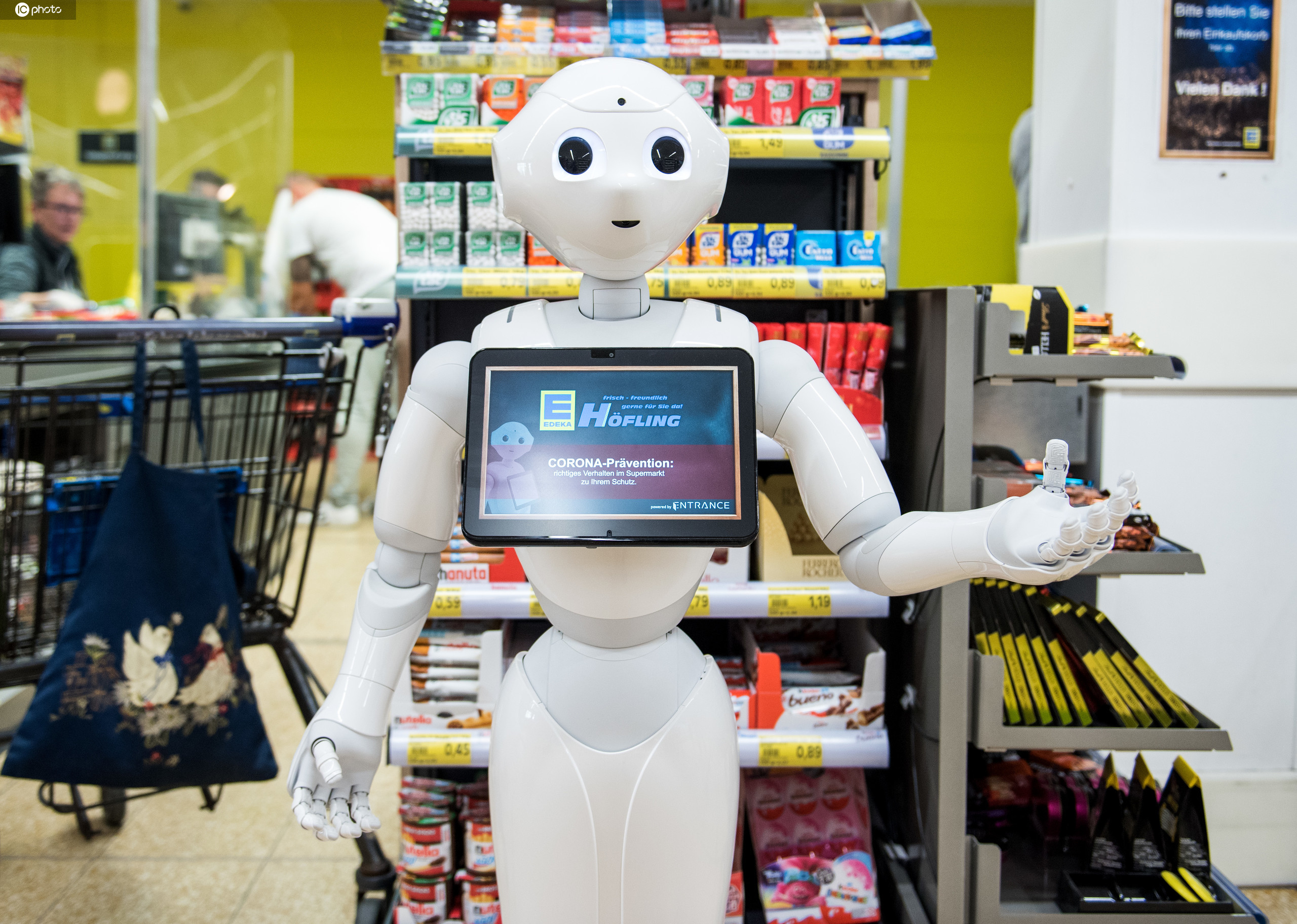 德国超市机器人服务员温馨提醒顾客安全购物