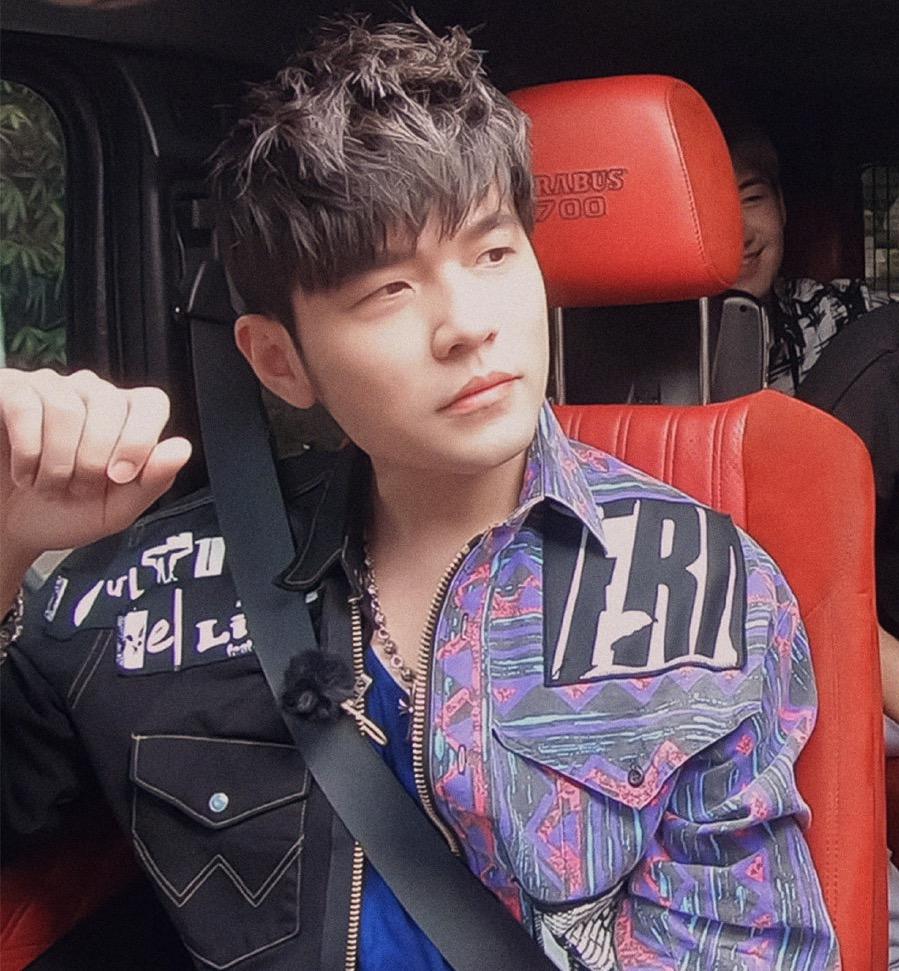 周杰伦翻牌粉丝请喝奶茶周杰伦20年前多张珍贵照片再现