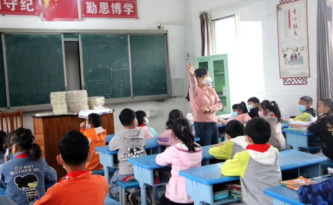 石麟小学学生入校井然有序▲西坝小学学生接受体温检测▲二码头小学