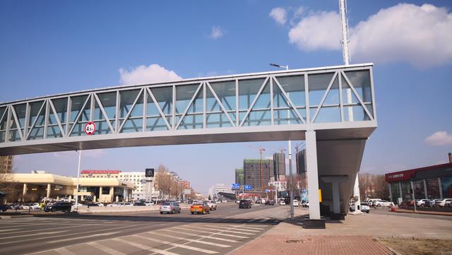 机场路上建成观光廊道式过街天桥,美观,跨度大,钢架结构