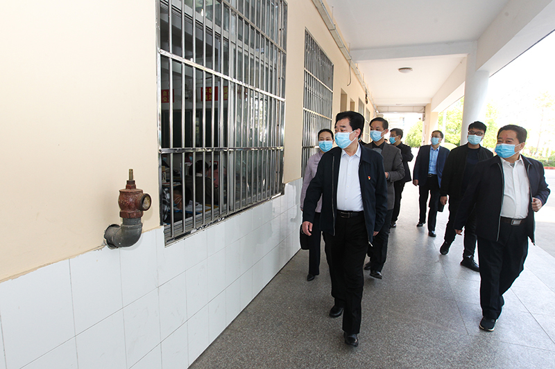 潢川县县委书记赵亮检查学校复学工作