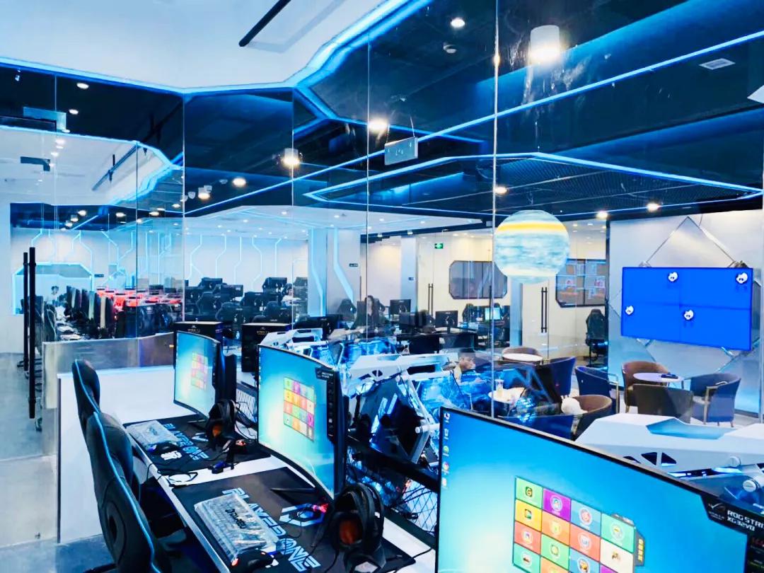 极具未来感的高端网咖装修宛如置身科幻场景