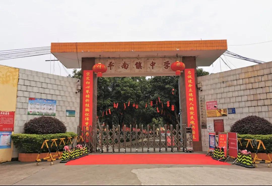 现场直击平南2万余名高三初三学子开学的第一天