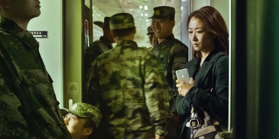 山河故人用了许多特写大镜头长镜头去描绘九零年代