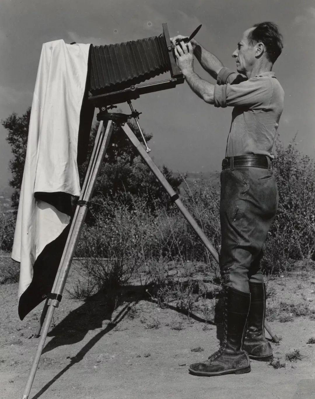 edward虽然生于美国芝加哥一个不太富裕的家庭,但在16岁那年,他终于