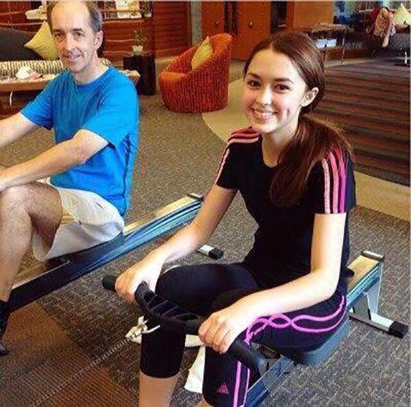 《天生一对》女主bella,和她的英国爸爸站在一起时,爷孙既视感似乎