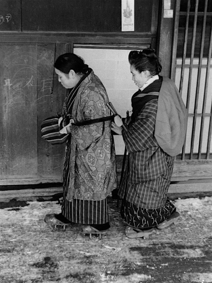 老照片:1955年拍摄的日本农民种地