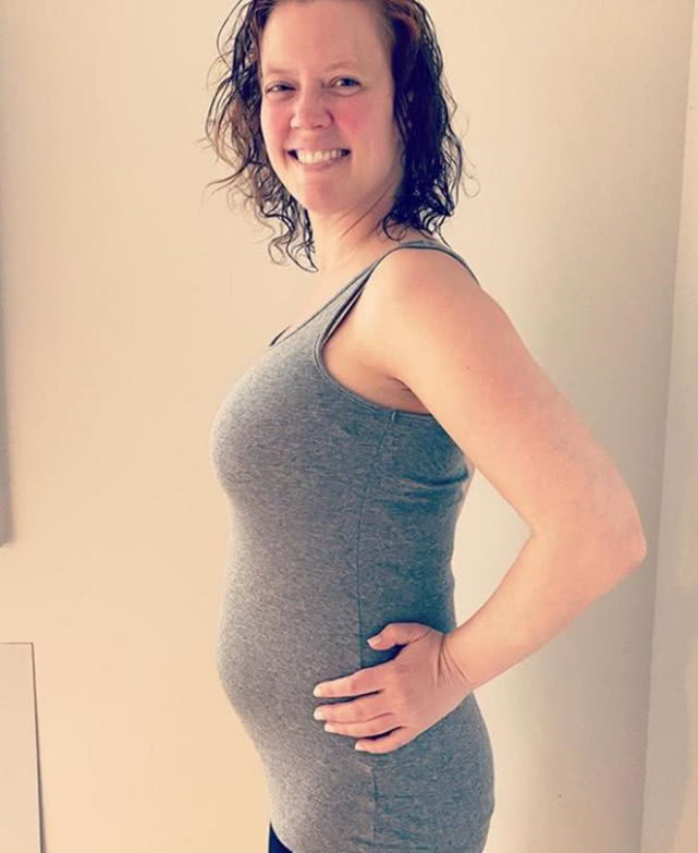 美国女星身怀六甲疑感染新冠想做核酸检测却遭医院拒之门外