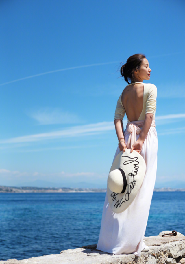 江一燕身材有多好比基尼照堪比天鹅背