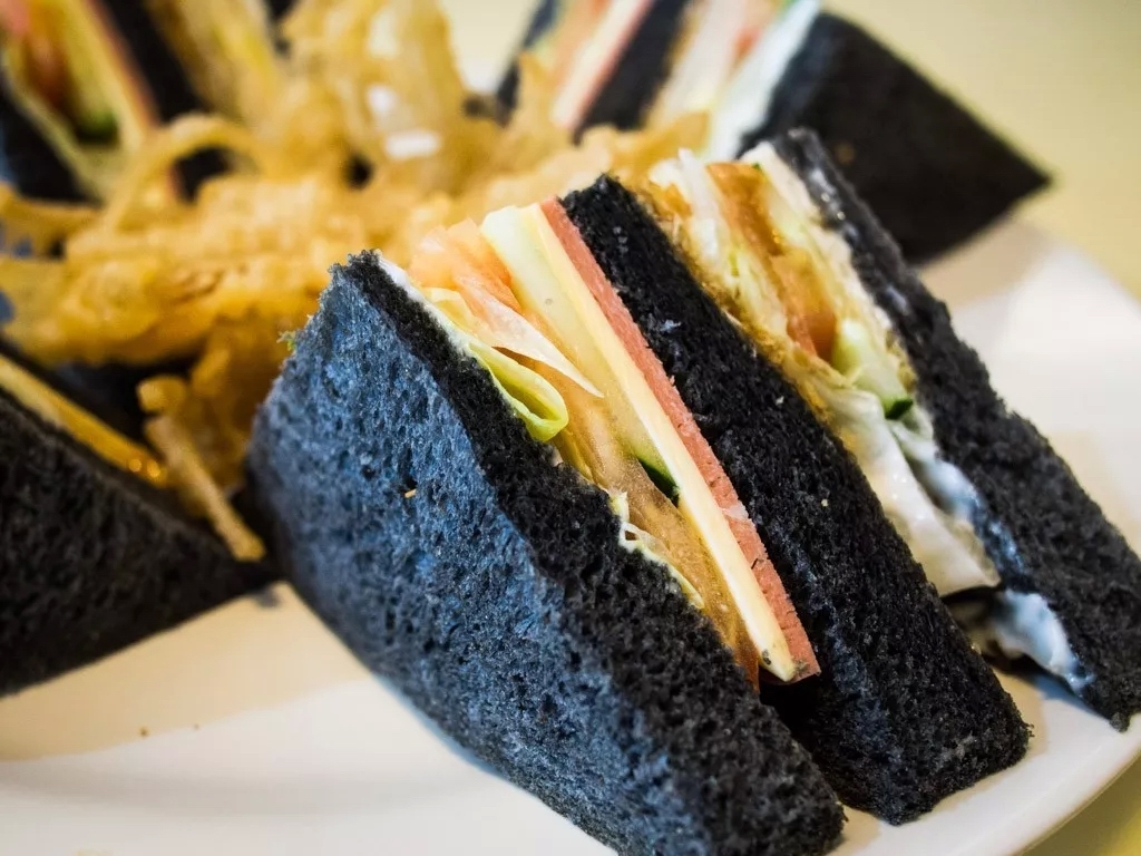 一些打着竹炭标签的食品作为新时尚健康食品走红,比如竹炭面包,竹炭