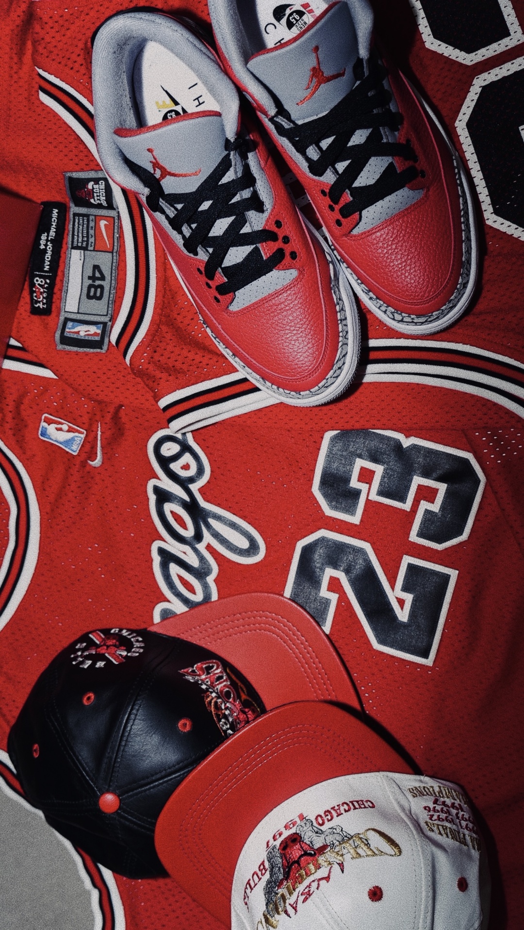 jordan 3 芝加哥限定,选择了两款芝加哥公牛队23号球衣以及帽子作为