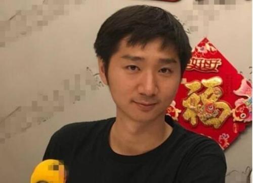 陈佩斯穿花衬衣煮面,儿子唐装出镜,两人互损欢乐多_陈大愚