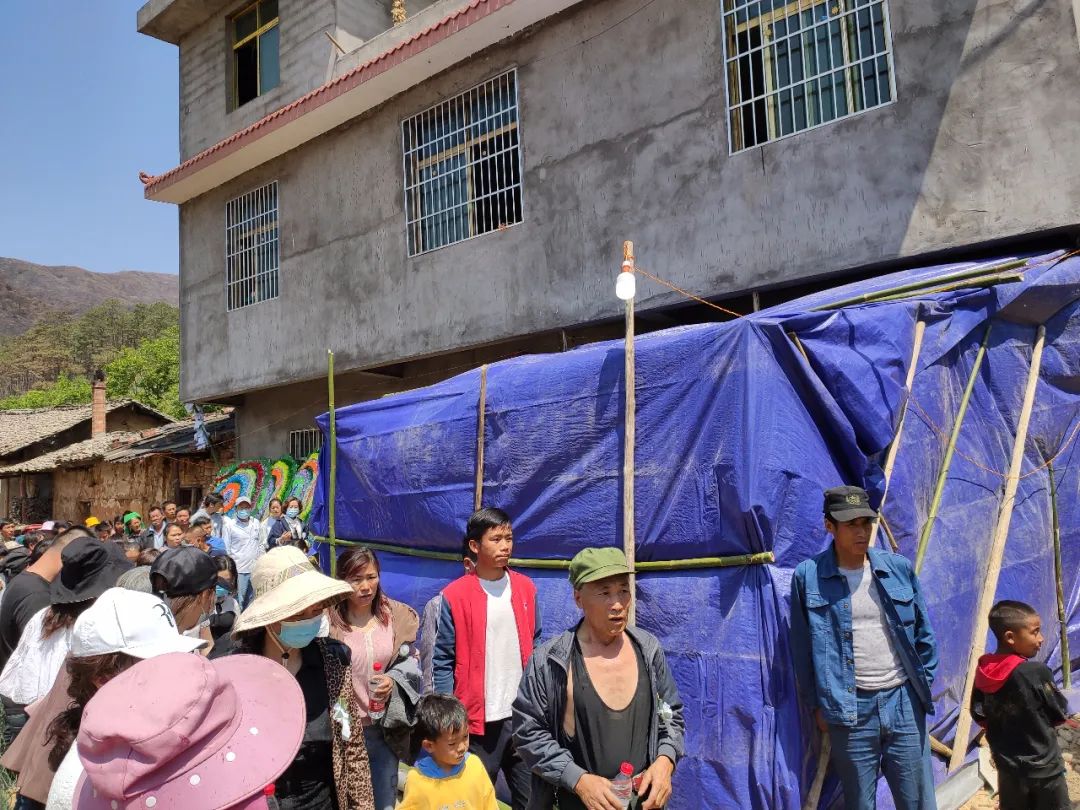 牺牲在西昌山火中的向导冯才勇 家里的孩子均未成年_王霞和