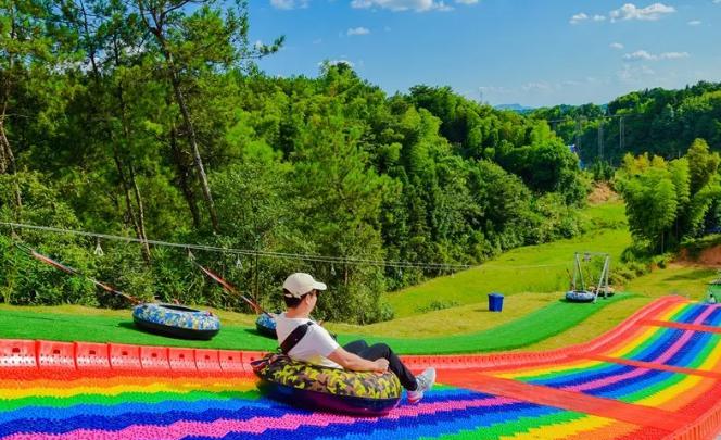 越过丛林穿过秘境,原木别墅跨过茴香天湖带着一簇簇的浪花充分体验