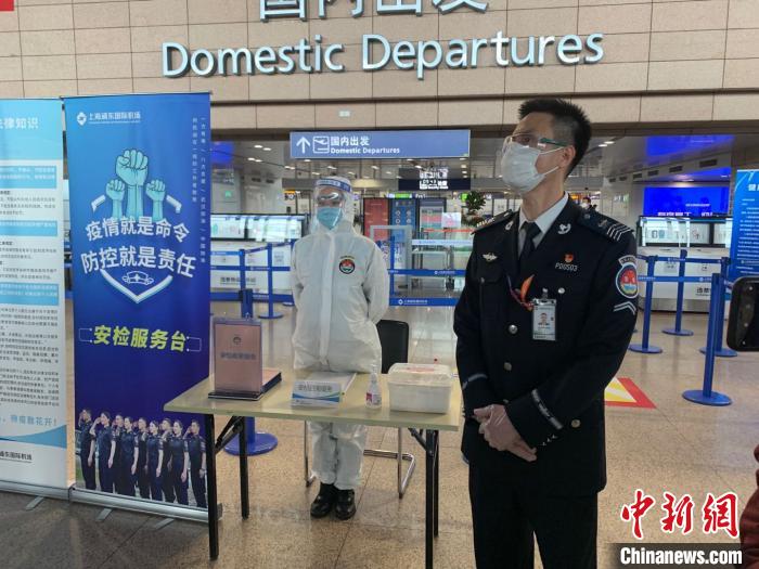 上海浦东机场安检护卫武戈从员工到旅客他事事操心