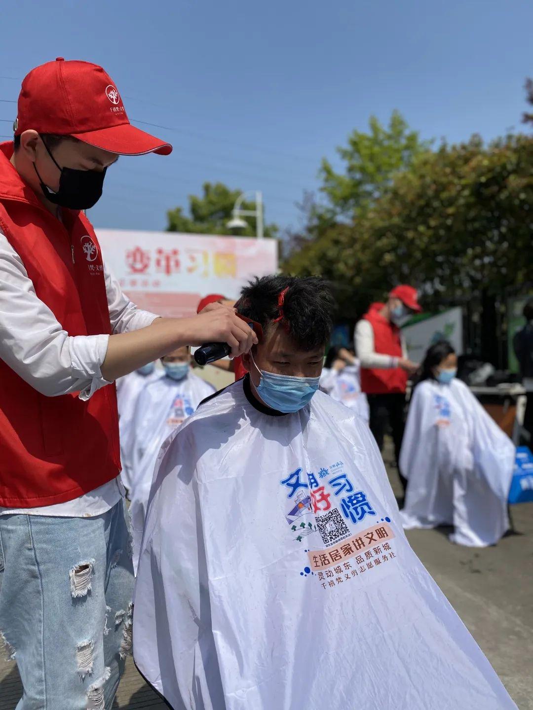 理发师们依次有序进行理发剪刀在他们手中飞舞娴熟的动作精心的
