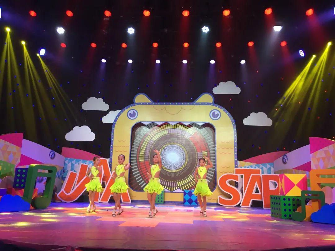 不计其数的用途该演播厅可承接综艺晚会,电视节目,小型演唱会,新闻