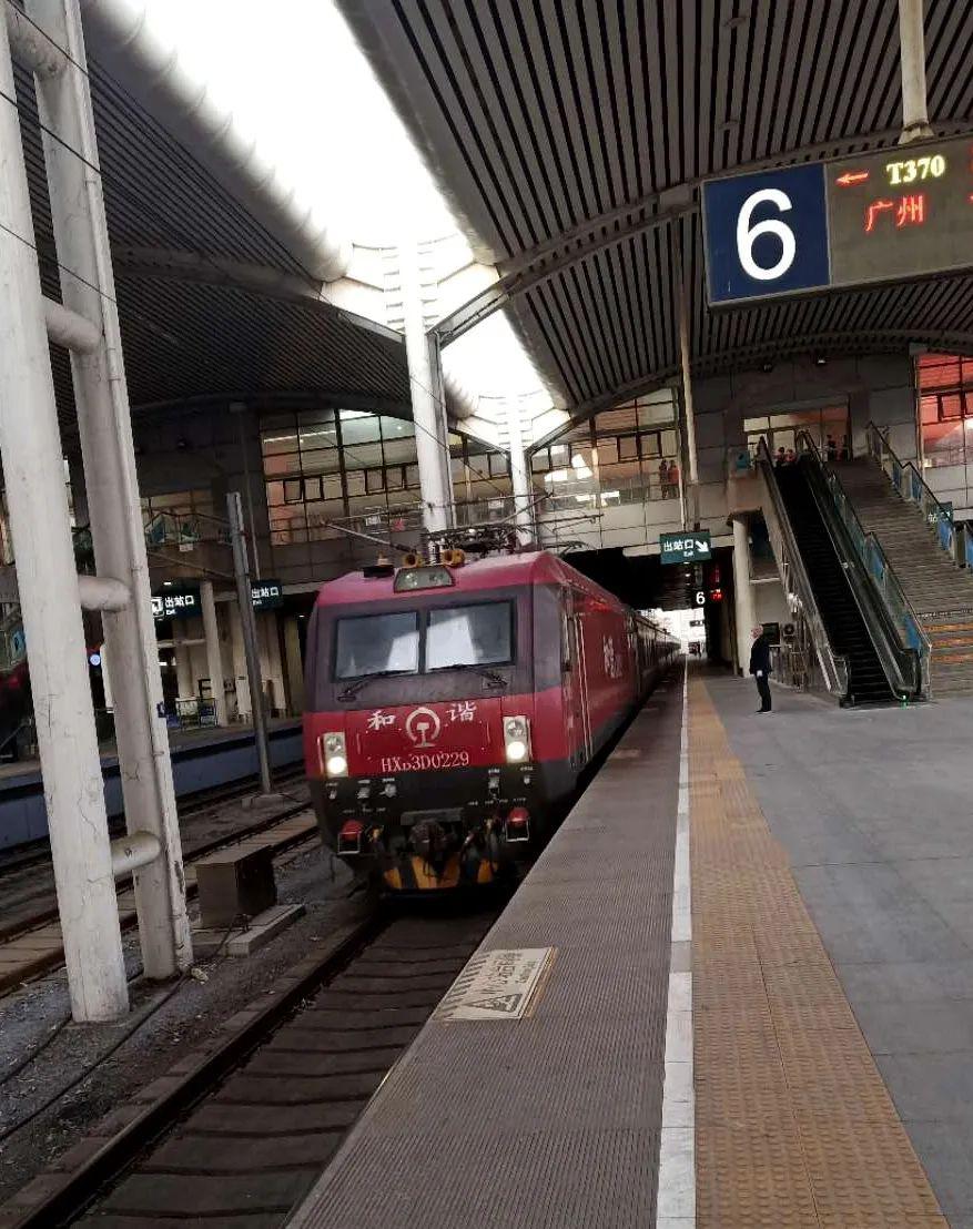 6:07,t370列车缓缓驶入站台.