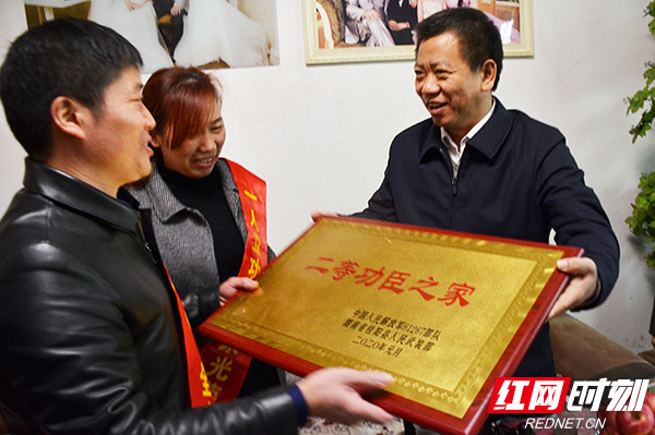 湘妹子化身战鹰"把脉人" 二等功喜报送回桂阳老家