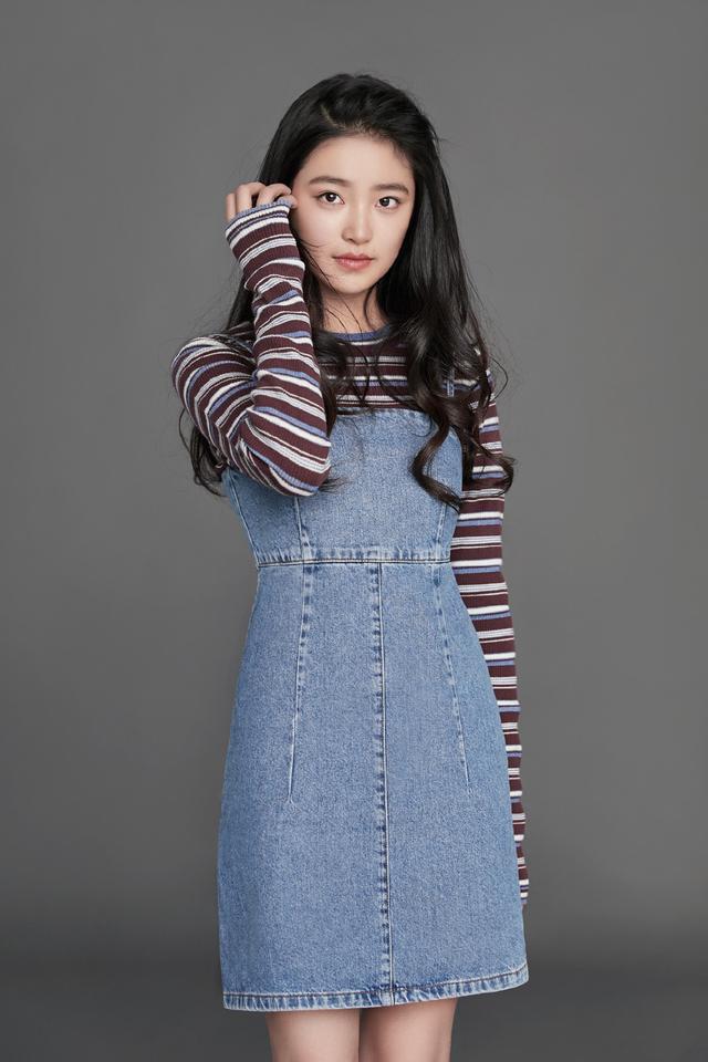 "小芈月"柴蔚长开了!白t配棕色皮裙,长得就像林青霞亲生女儿_牛仔