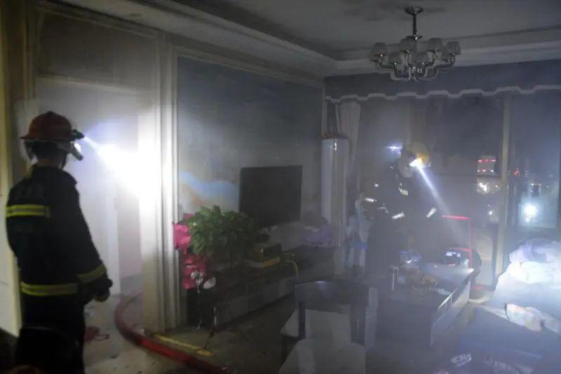 险!古镇一住宅9人在客厅聊天,儿童房突然冒浓烟