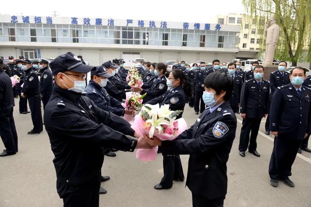逆行凯旋归 鲜花送战友 蒙阴公安隆重举行看守所第一批封闭驻勤人员