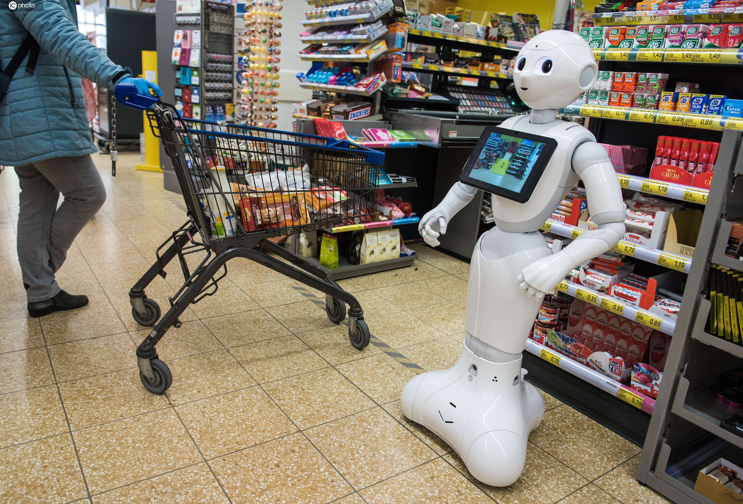 德国超市机器人服务员温馨提醒顾客安全购物