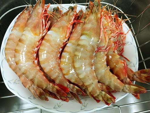 离水后,内脏因为有许多酵素会产生自体水解现象,因此虾头很容易就变黑