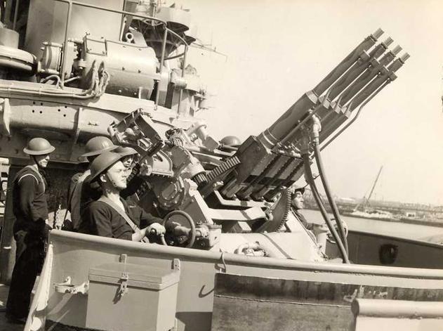 早期仍佩戴英式钢盔的美国水兵,正在操作芝加哥钢琴防空炮兵器的