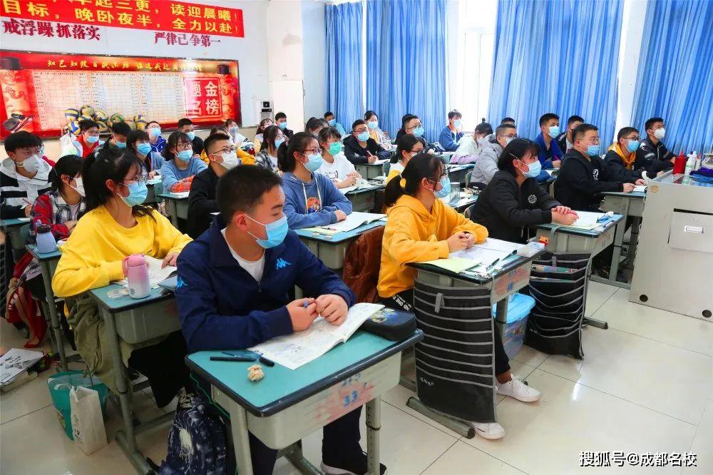 绵阳富乐国际学校初一初二和小学部开学全体老师帮孩子提行李这画面暖