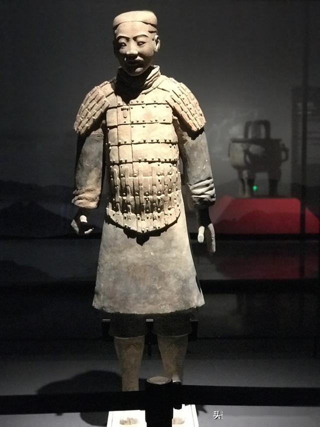 铠甲武士俑跪射俑兵马俑非常写实,件件都是真人大小,样貌千俑千面.