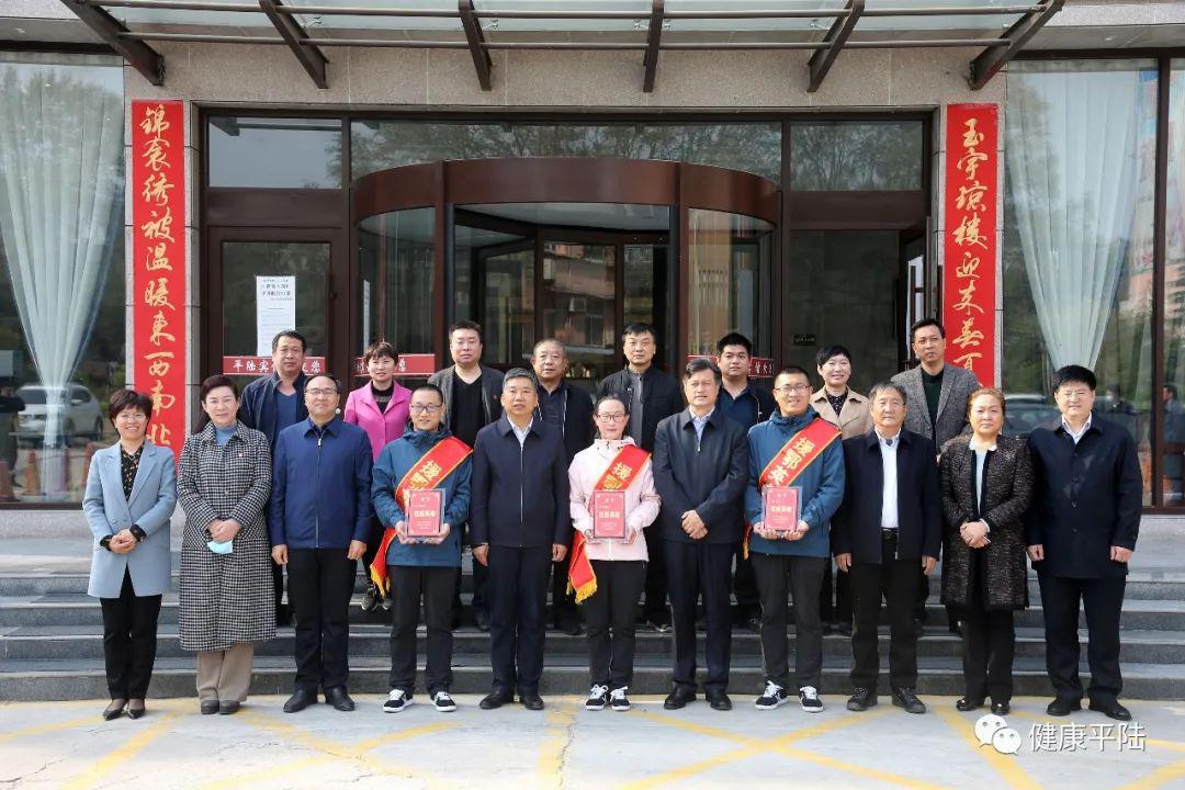 市人大常委会副主任,县委书记郭宏,县委副书记,县长李旸参加座谈会并