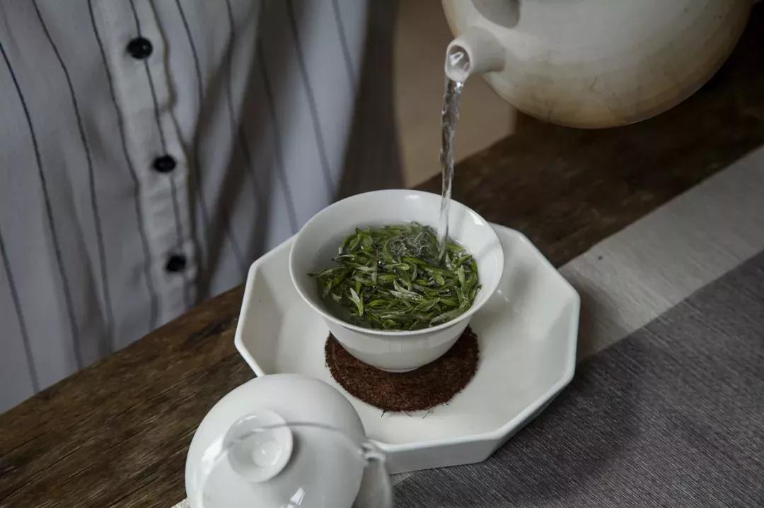 白毫银针,白牡丹,寿眉,这三种白茶哪种更耐泡?