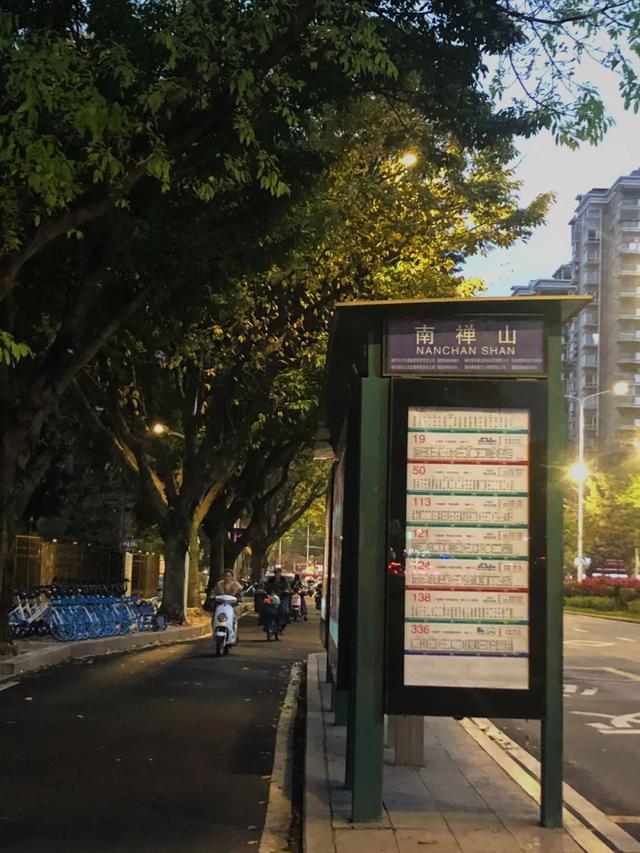 搭公交从南禅山车站下车,沿其西边的白马桥道走大约两分钟,便能看到