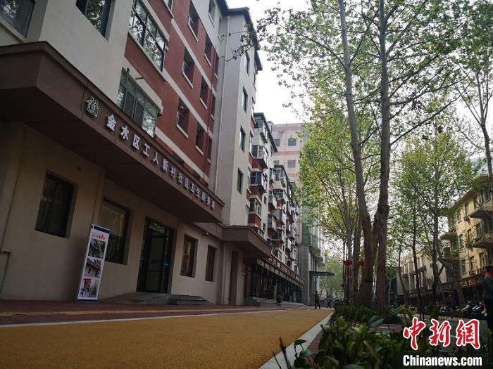 改造后的郑州工人新村街区 阚力 摄中新网郑州4月10日电 题:走街串巷