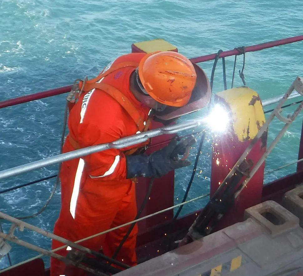 船岸一线 | 电焊能手 抢修尖兵 ——记新洋浦轮木匠于得胜_船舶