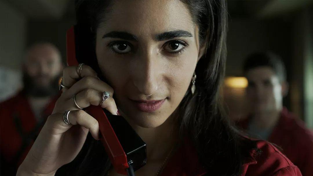 不过,政府的王牌——怀孕9月的谈判官艾莉西亚,又何尝不是疯子呢.