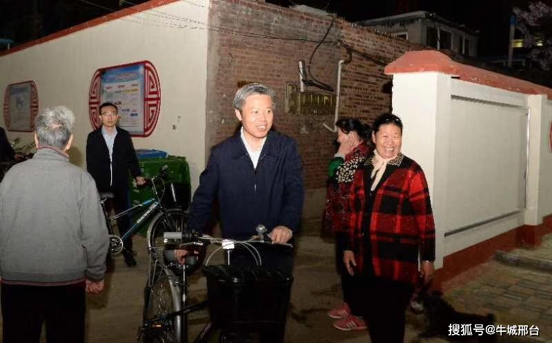 邢台市长董晓宇骑自行车夜巡,现场督导创城工作!