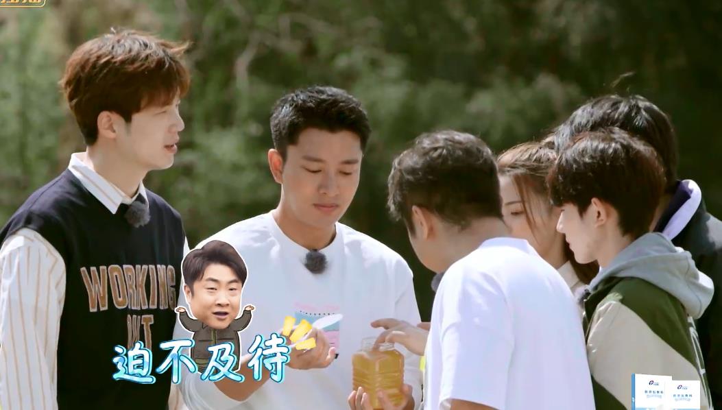 金瀚和杨超越骑一辆自行车有谁注意到杨超越的手放在哪里