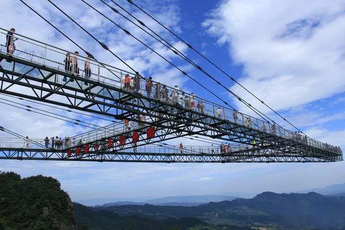 三,重庆云端玻璃廊桥美国大峡谷空中玻璃走廊被称为"21世纪世界第八大