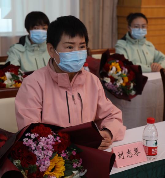 嘉峪关最后一批援鄂英雄凯旋归来举行援助湖北医护人员归来欢迎仪式