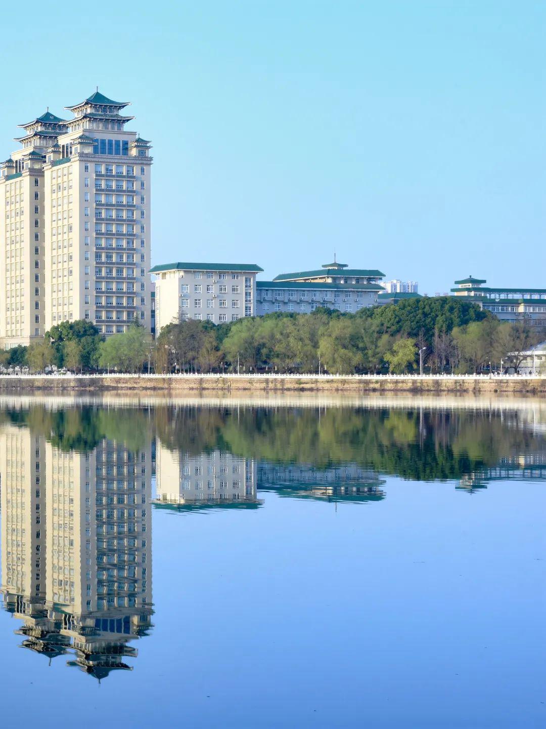 民大遇上"开窗特效",彩色魅力一触即发!_南湖