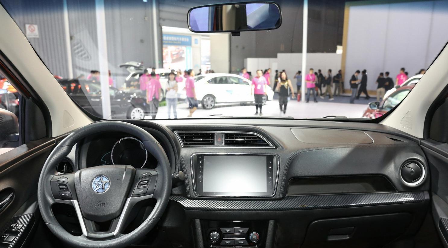 年轻人所追求的一款启辰m50v,车身整体动感协调,非常的打眼