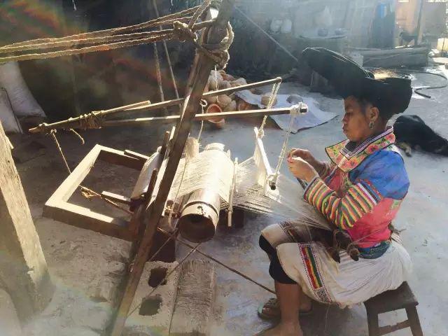 腾冲往下走就是接壤缅甸的南伞口岸,国门边藏着一个苗寨.