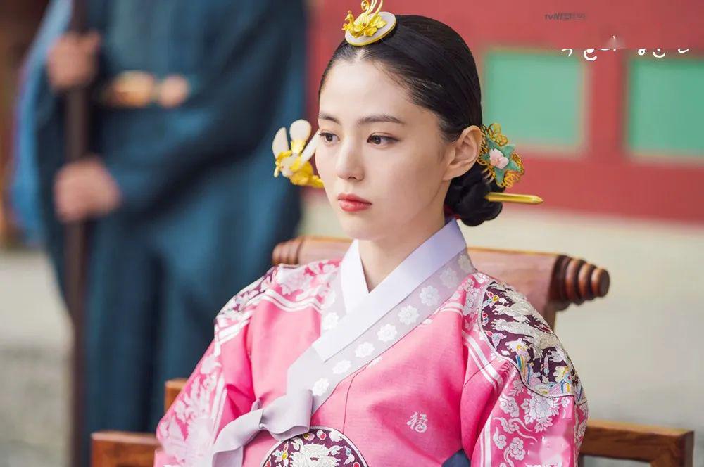 不过相信更多人真正知道她是通过《百日的郎君》里的世子嫔开始的.