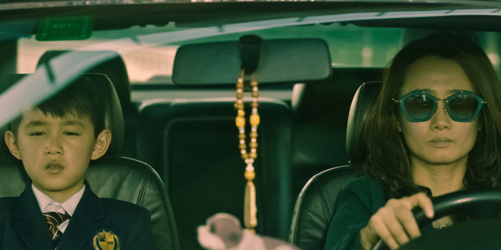 山河故人用了许多特写大镜头长镜头去描绘九零年代