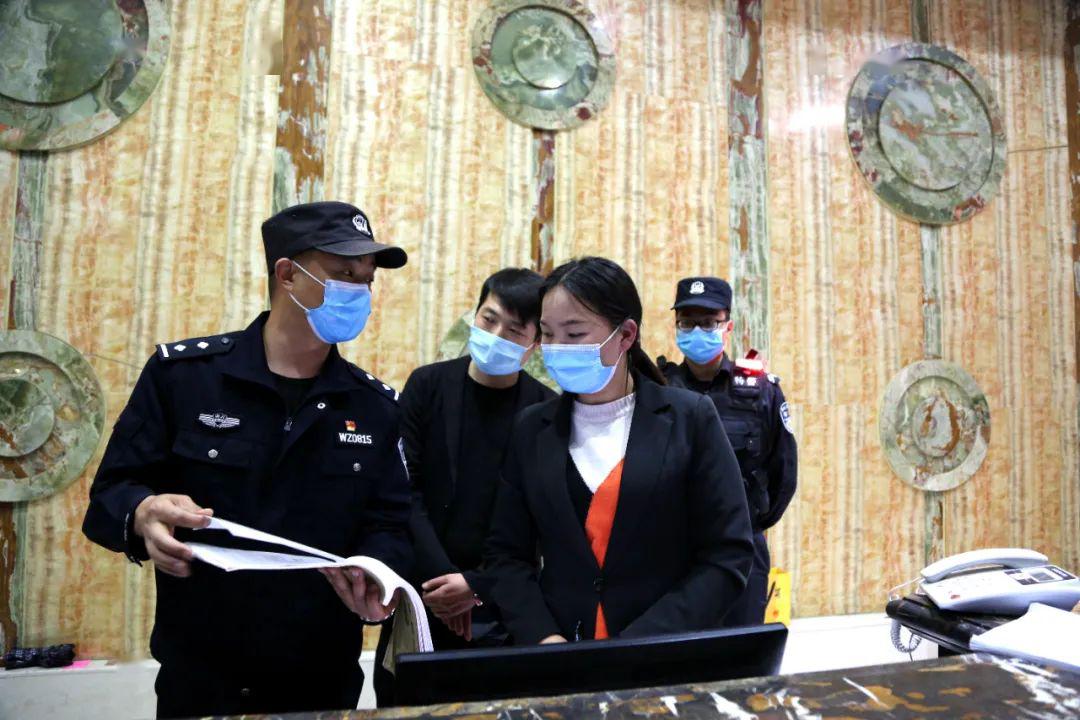 竹山县公安局民警检查宾馆实名制登记台账▲郧西县公安局民警检查