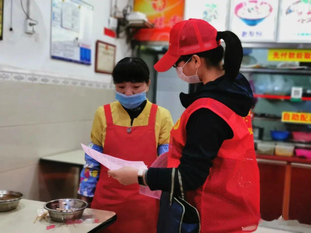 实践蒙山县组织开展使用公筷公勺共创餐桌文明宣传推广志愿服务活动