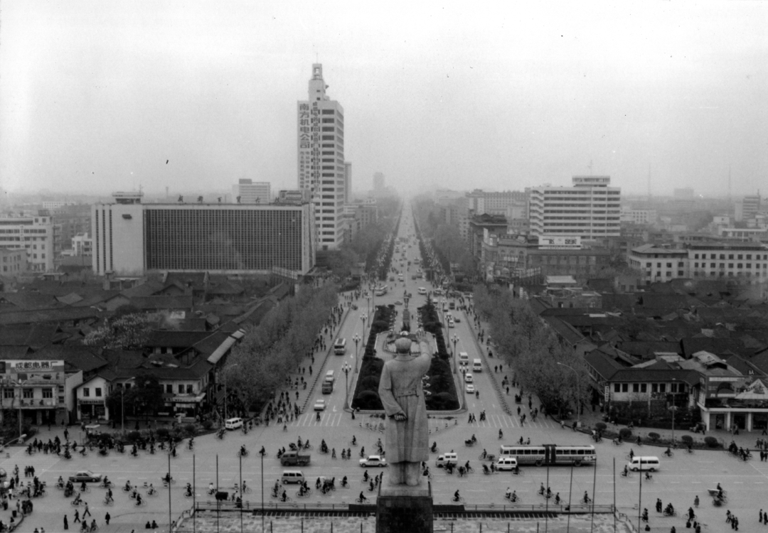 成都老照片有老成都看得出来这是哪一年的天府广场吗