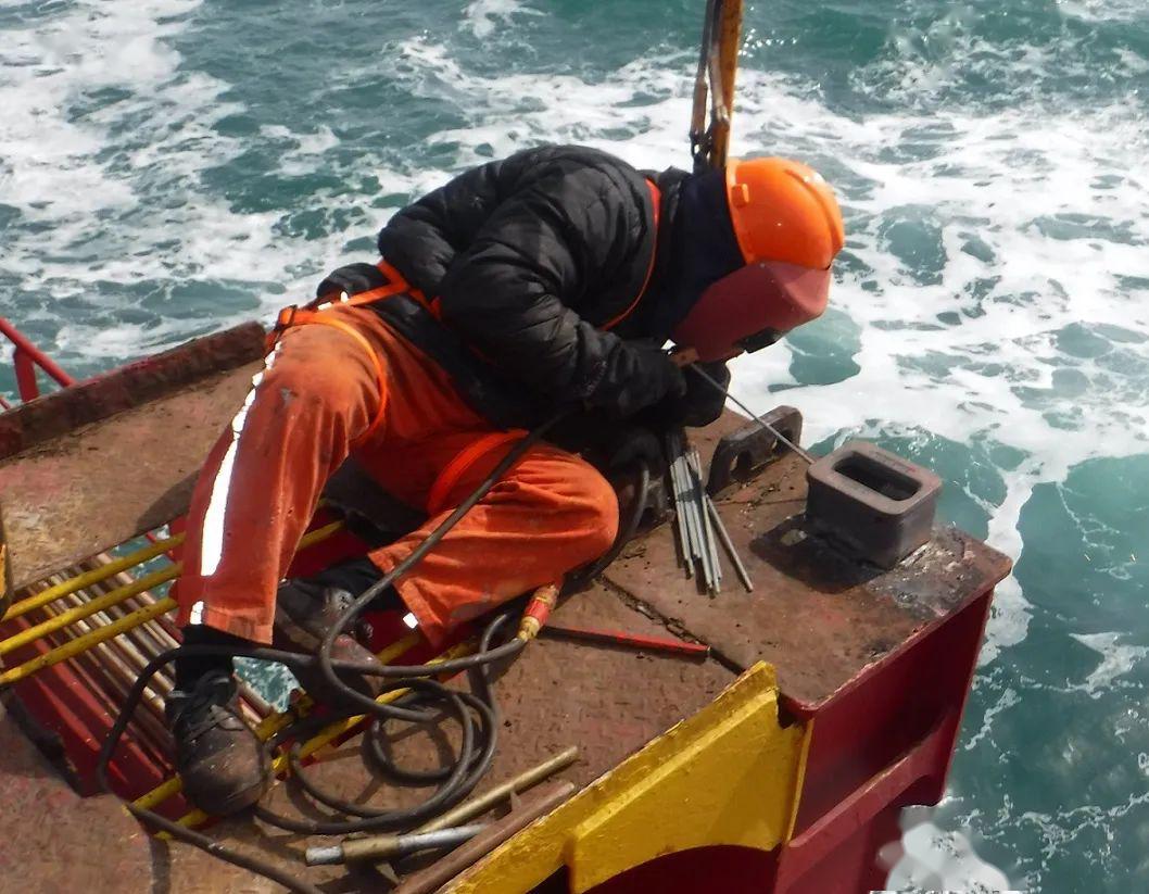 船岸一线 | 电焊能手 抢修尖兵 ——记新洋浦轮木匠于得胜_船舶